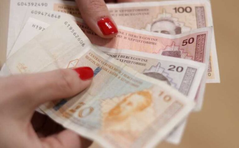 Na parkingu pronašao veću količinu novca, pa potezom oduševio javnost “Pošten čovjek je najveće bogatstvo”